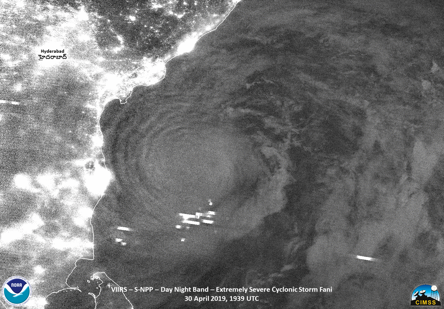 Suomi NPP VIIRS Day/Night Band (0.7 µm) and Infrared Window (11.45 µm) images at 1939 UTC on 30 April [click to enlarge]